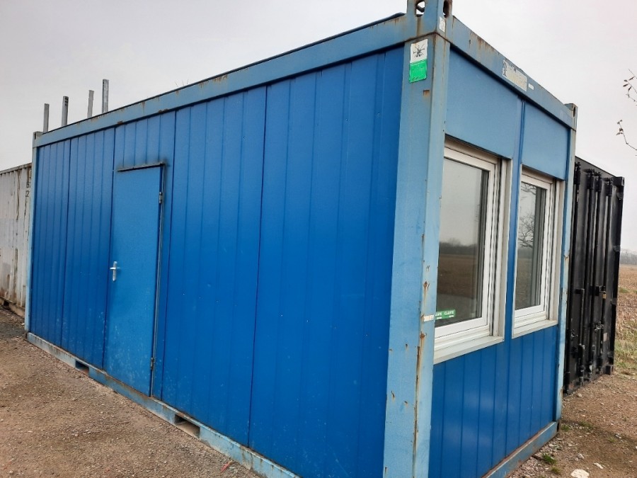 Container isoleret med lys i loft.