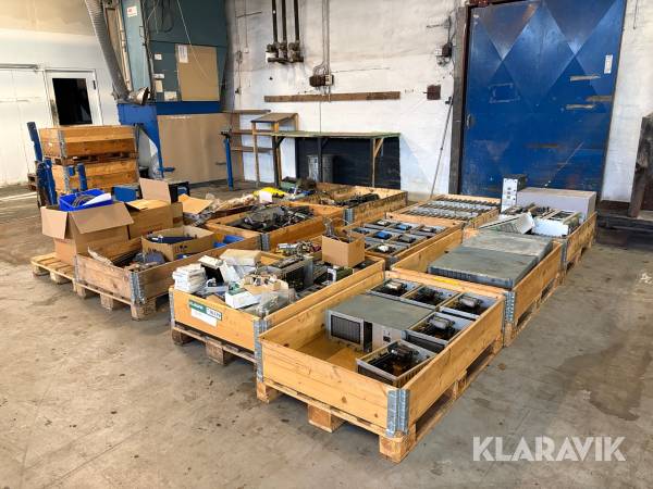 Samlet lot med komponenter til blæsemaskiner til plastindustrien - 12 paller