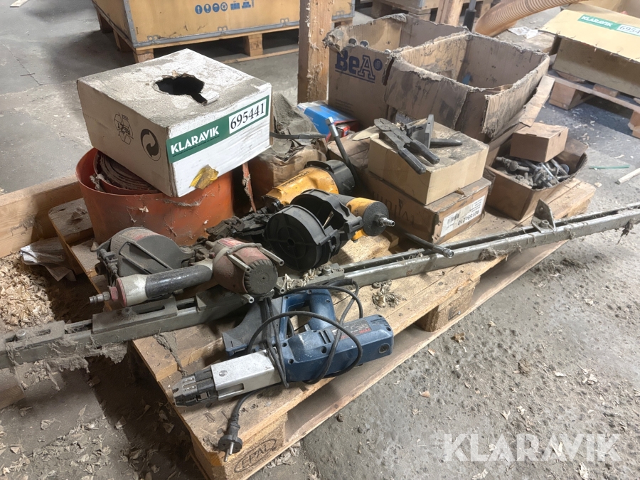 Lot: Sømpistoler, bræddebolte, hyldebeslag og diverse