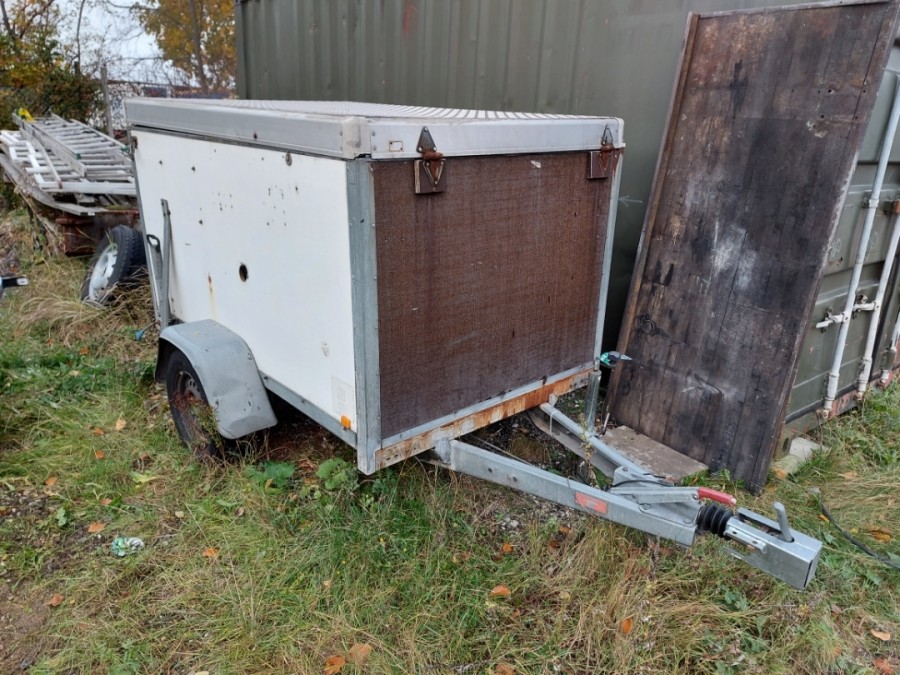 Trailer med spuleanlæg, tagrenser mm.