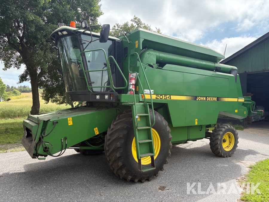 Mejetærsker John Deere 2054 med skærbord og skærbordsvogn