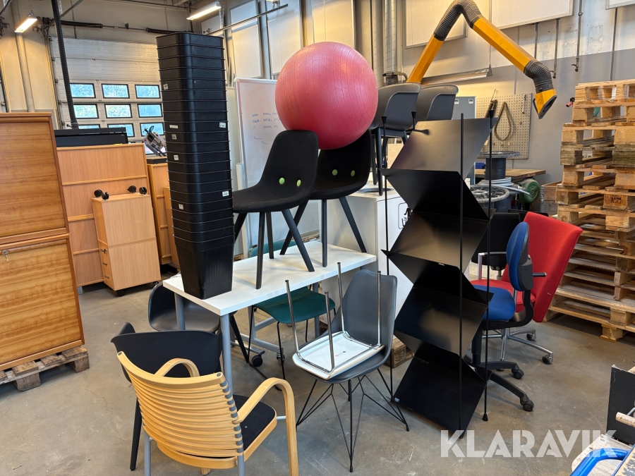 Samlet lot med kontormøbler