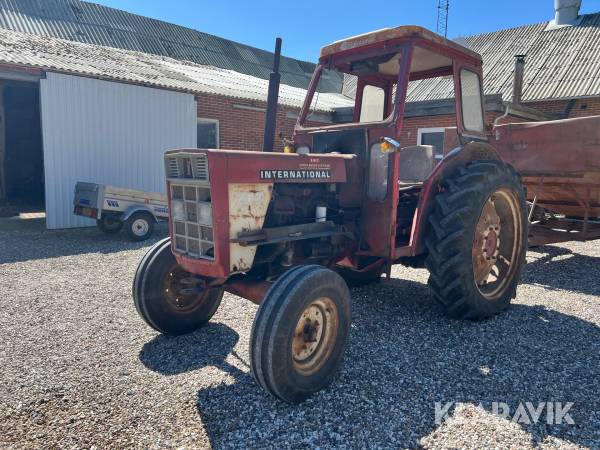 Traktor med frontlæsser IH 523
