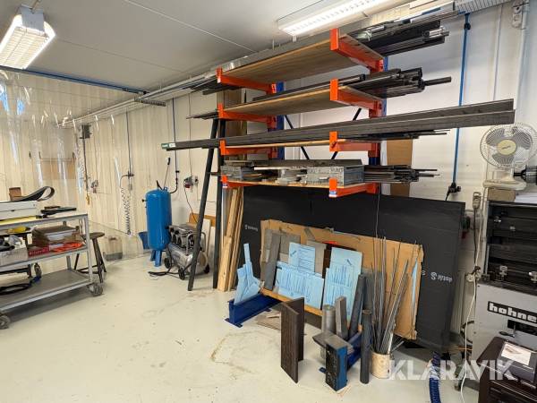 Gren reol med indhold