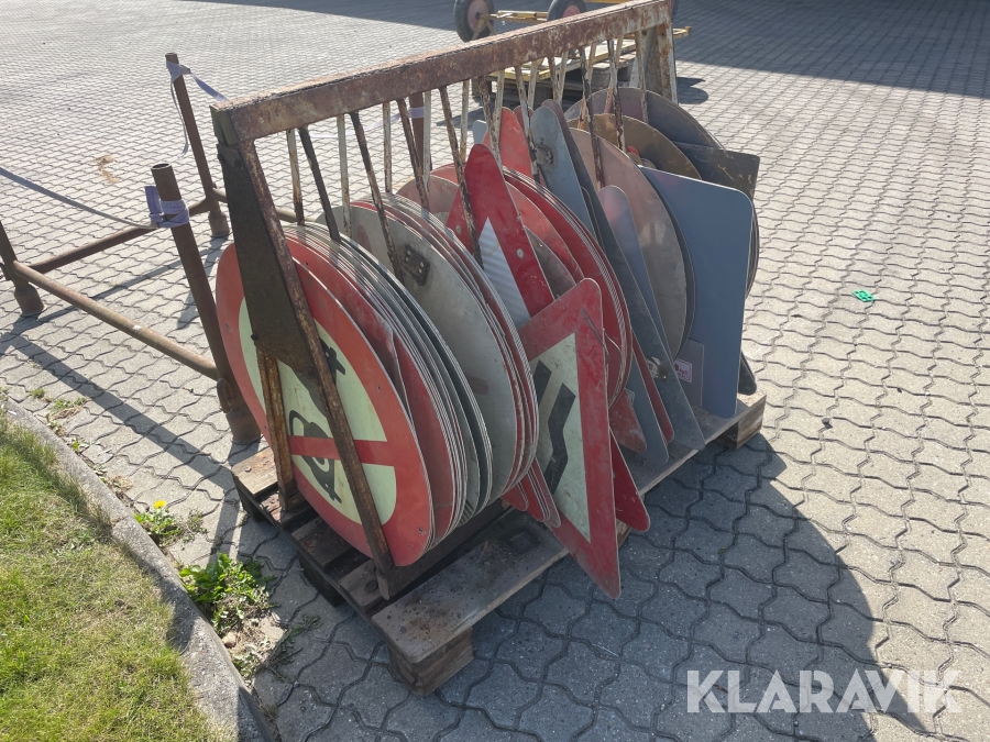 Diverse vejskilte ca 64 styk med holder