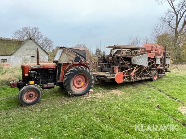 Langhalmsmaskine inklusiv traktor Nuffield / Langhalmsmaskine