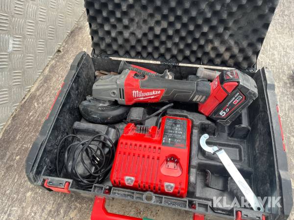 Vinkelsliber Milwaukee M18 med batteri og lader