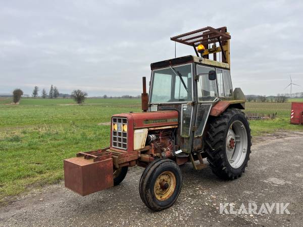 Veterantraktor International 574 med byggelift