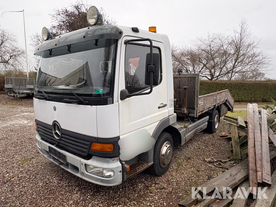Lastbil med kran Mercedes-Benz Atego