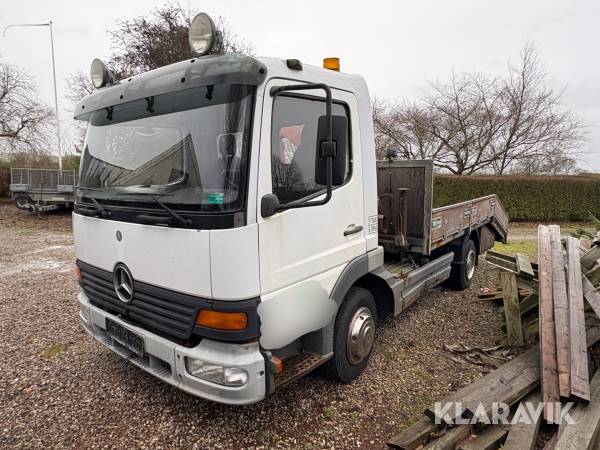 Lastbil med kran Mercedes-Benz Atego