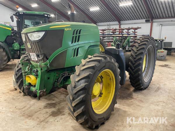 Traktor John Deere 6210R med original John Deere frontlift