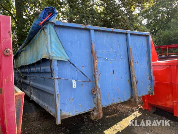 Åben container med presenning