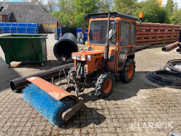 Traktor Kubota B7100