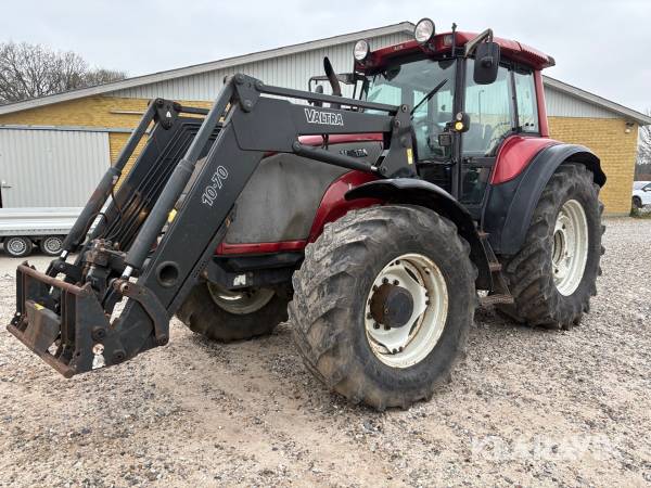 Traktor Valtra T150 med frontlæsser