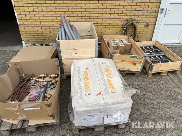 Lot - gulvvarme rør, ventiler, isolerede rør, fordelermanifold og diverse 6 paller