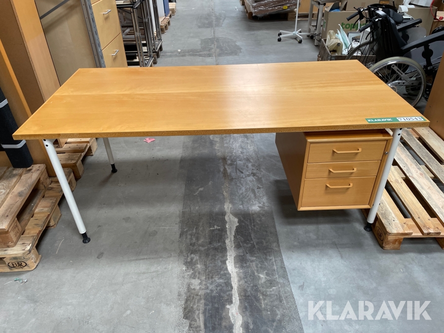 Skrivebord, rundt bord og alm bord