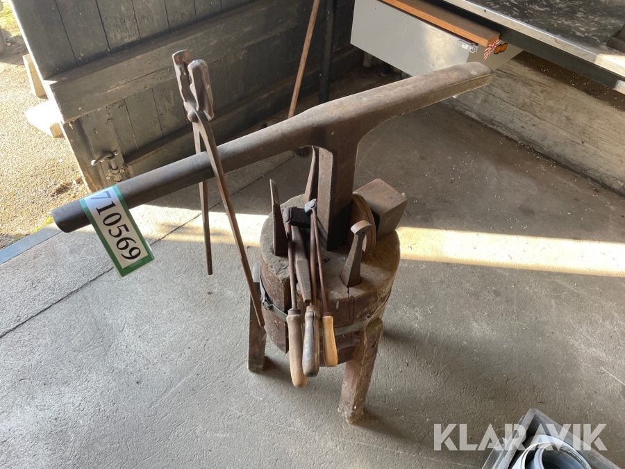 Ambolt med værktøj