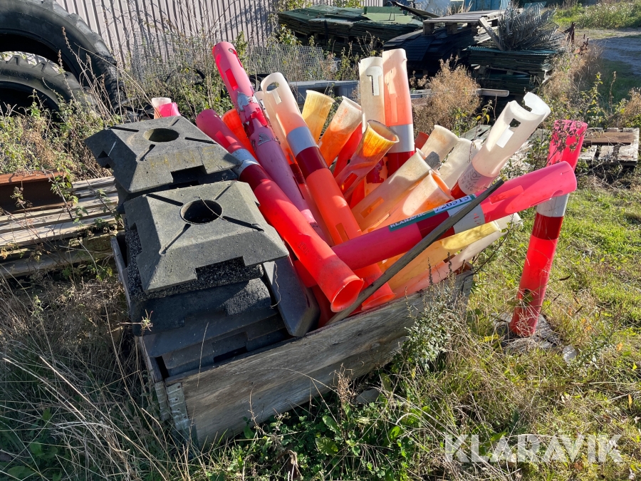 Skilte fødder og stolper blandet palle