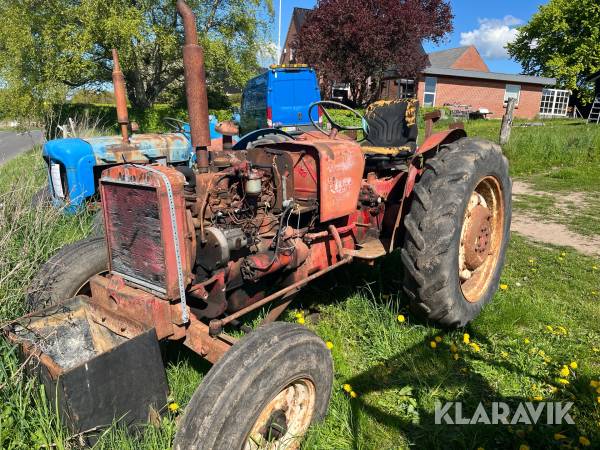 Veterantraktor IH B414 Diesel uden motorhjelm og liftarme