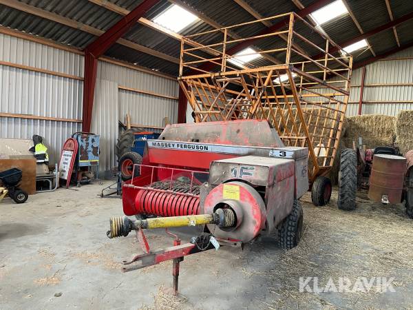 En Halm/hø pressen og en ballevogn Massey Ferguson