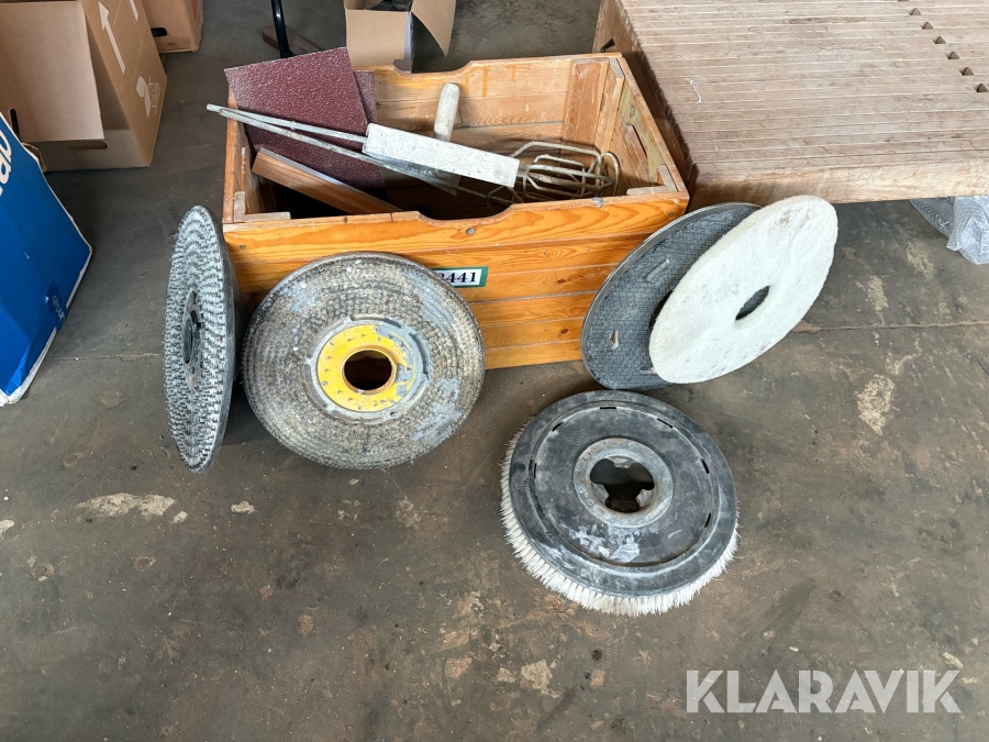 Slibe- og børsteskiver til gulv-/industrimaskine – samt værktøj