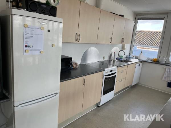 Køkken med hårde hvidevarer