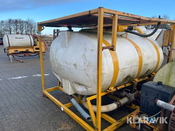 Blandetank i stålbur