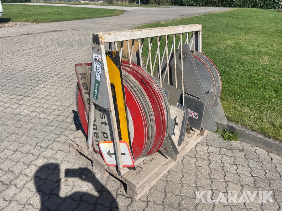 Diverse vejskilte ca 74 styk med holder