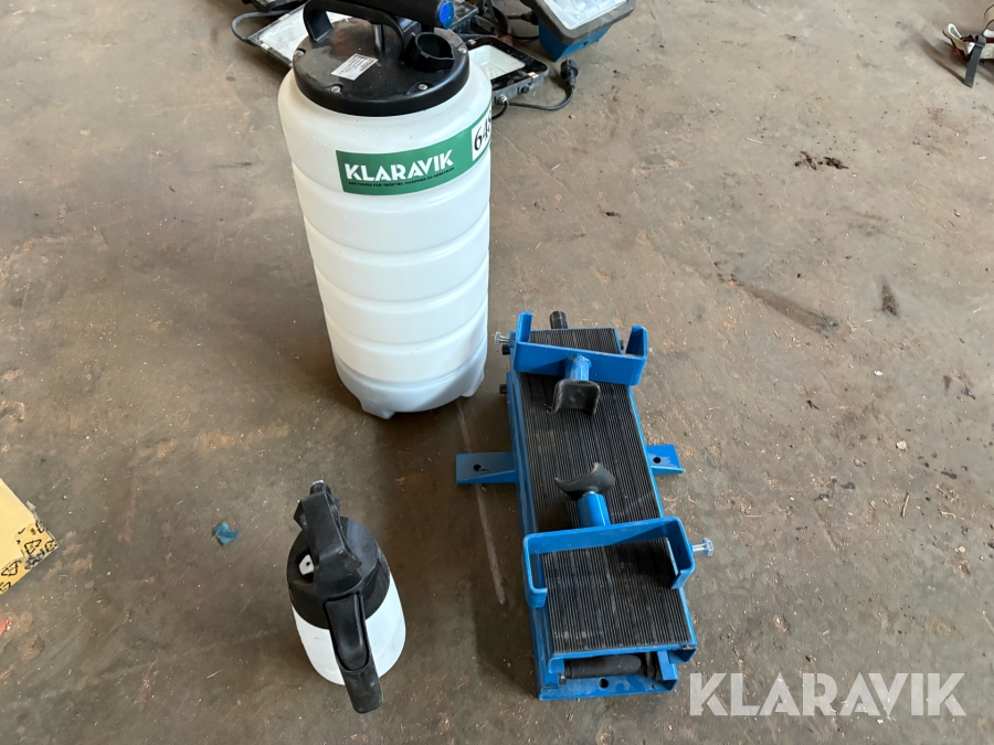 Bilpleje lot, oliesuger  samt motorløfte-/motorstøttebjælke i stål.