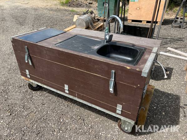 Køkken med kiste