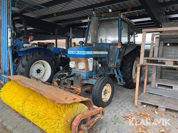 Traktor Ford 4610 med kost