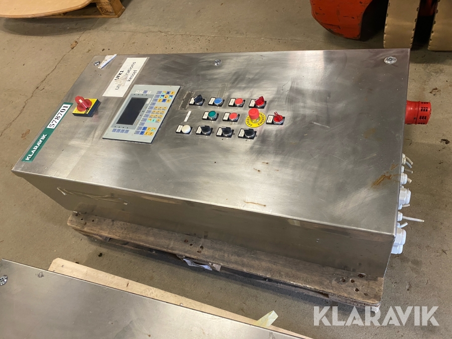 Styreskab med indhold