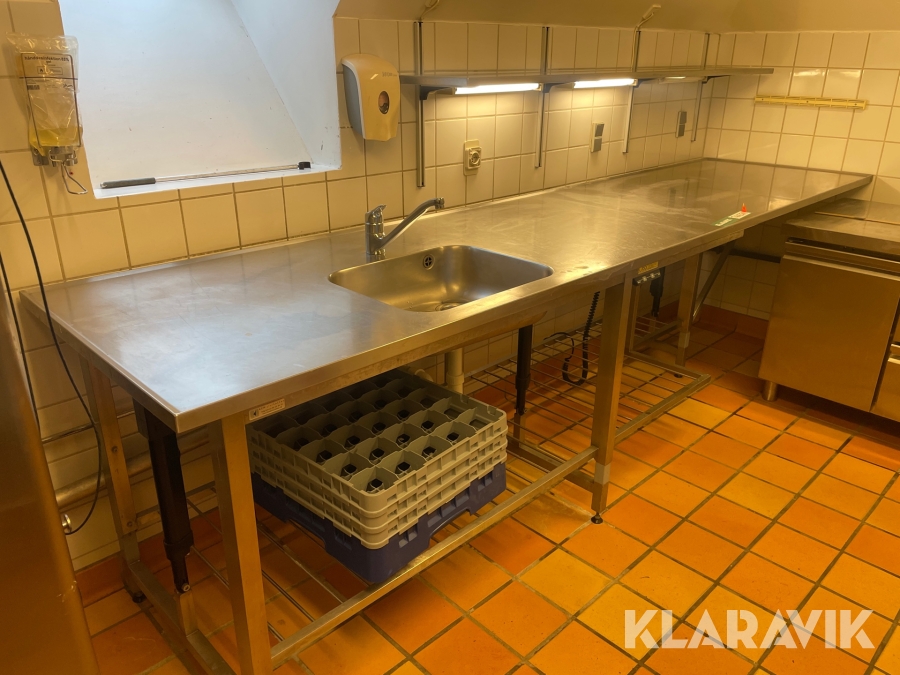 Rustfrit hæve/sænke køkkenbord og hylder Okin