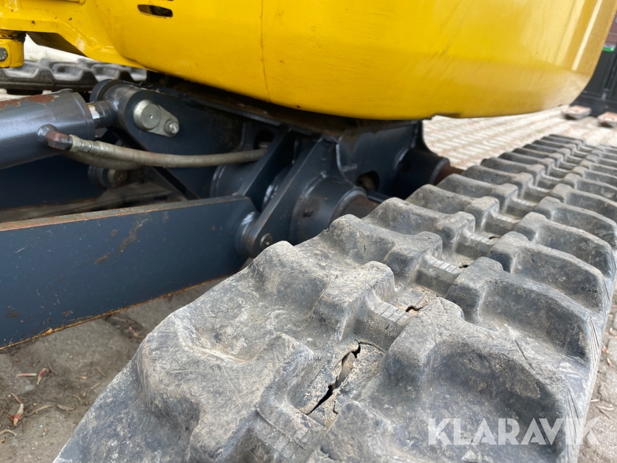 Minigraver Komatsu PC16R med skovle