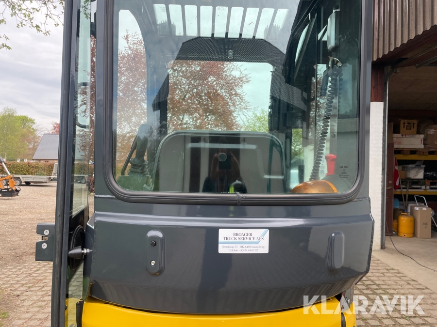 Minigraver Komatsu PC16R med skovle