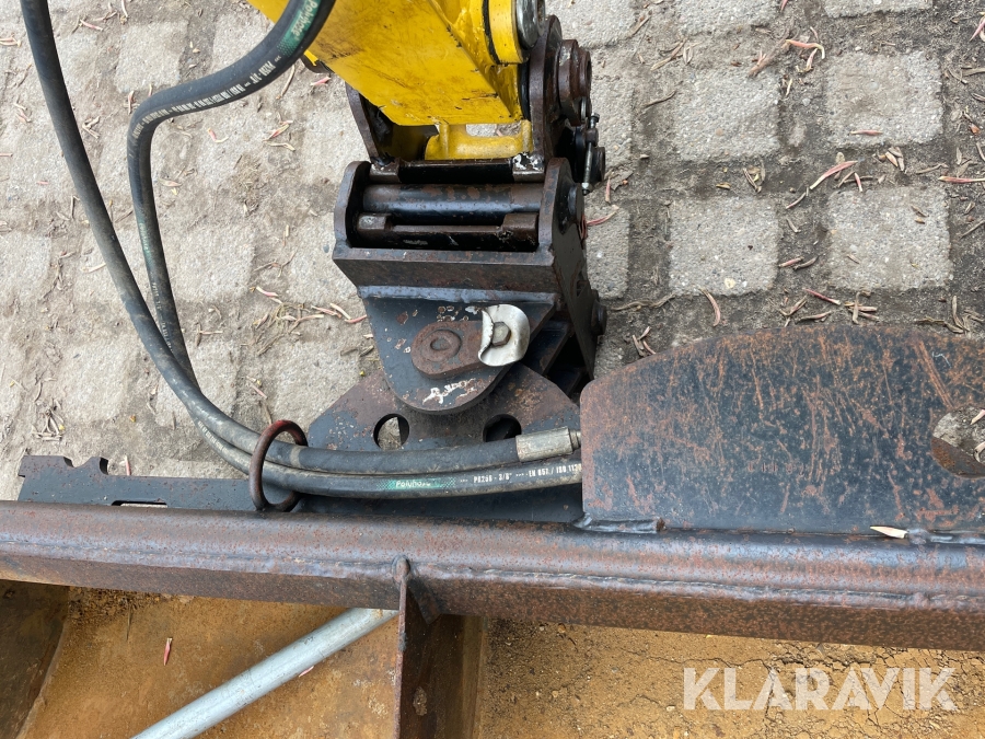 Minigraver Komatsu PC16R med skovle