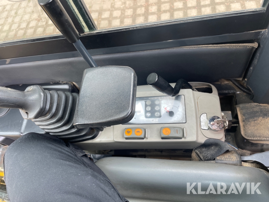 Minigraver Komatsu PC16R med skovle