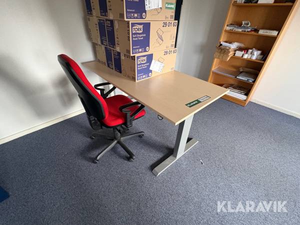 Hævesænkebord og stol