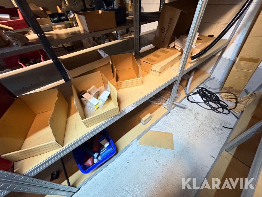 Værkstedsreoler med indhold