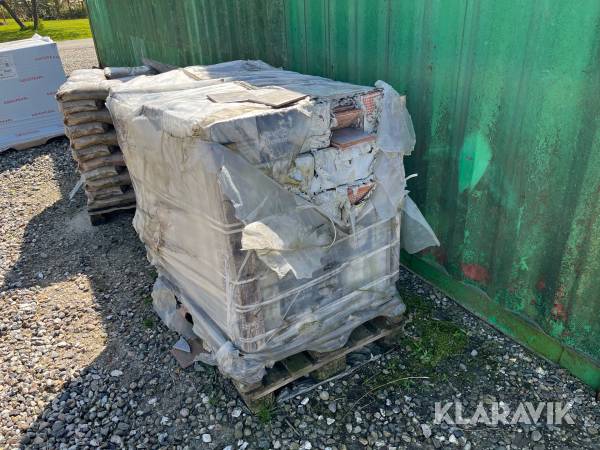 Palle med fliser cirka 70 Kasser af 50 Styk.