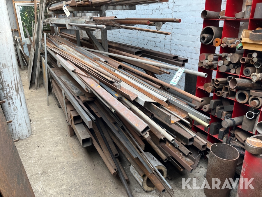 Komplet lager, jernprofiler/aluprofiler / cylinder/ messing på reoler.