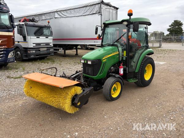 Traktor John Deere 3720 med kost