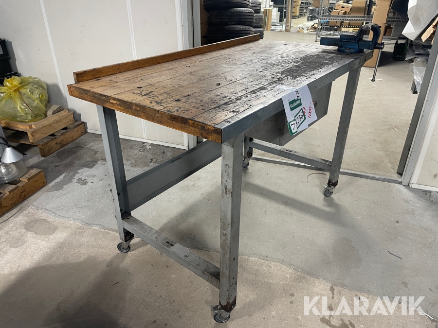 Arbejdsbord på hjul med skruestik