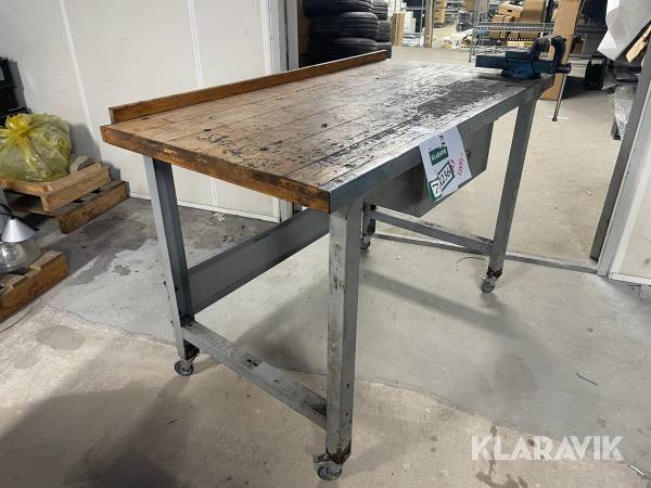 Arbejdsbord på hjul med skruestik