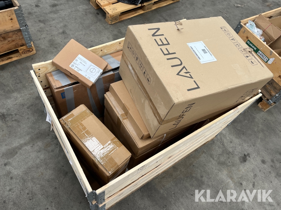 Lot - Badmøbel, indbygningscisterne og toilet