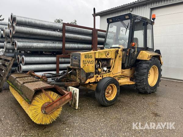 Traktor Ford 655 med kost