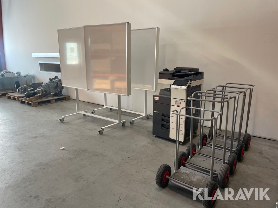 Whiteboards, printer og bord