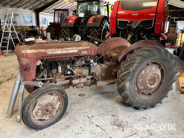 Traktor veteran Massey Ferguson 35