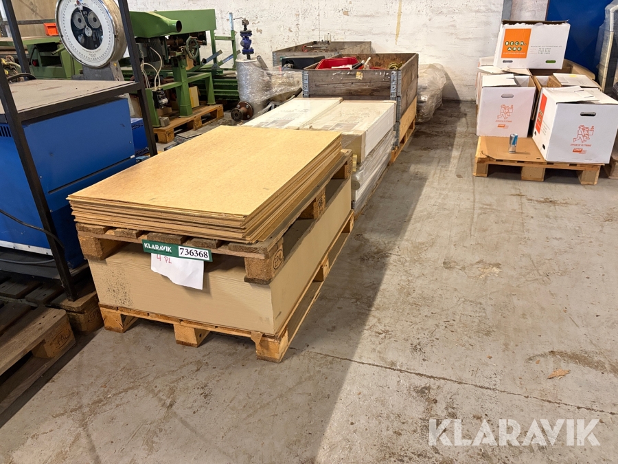 Samlet lot - Rotan pumper, reol og afdækning