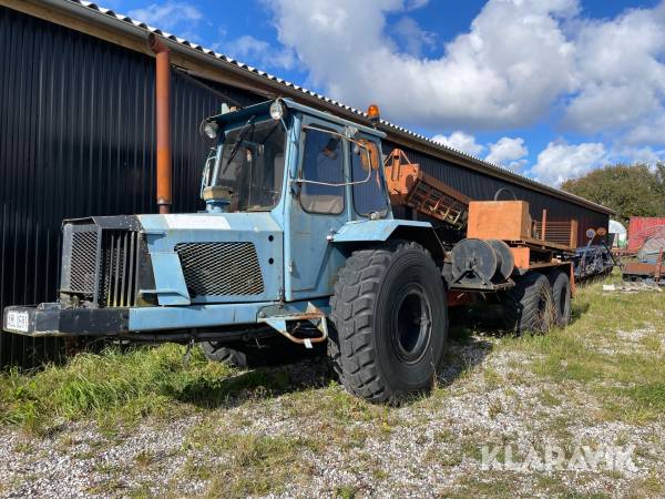 Traktor Ford 7000 med skovvogn